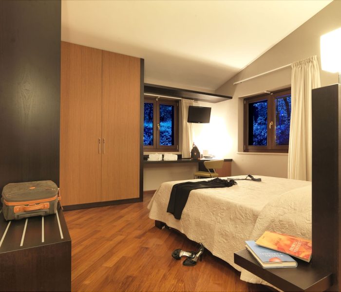 Lavora o rilassati nello spazio studio ben arredato della Suite all'Hotel Castagneto Melfi. Zona studio moderna e funzionale nella Suite dell'Hotel Castagneto Melfi.