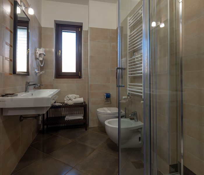Castagneto Hotel Melfi bagno-finestra-1 Castagneto Hotel Melfi bagno-finestra-1