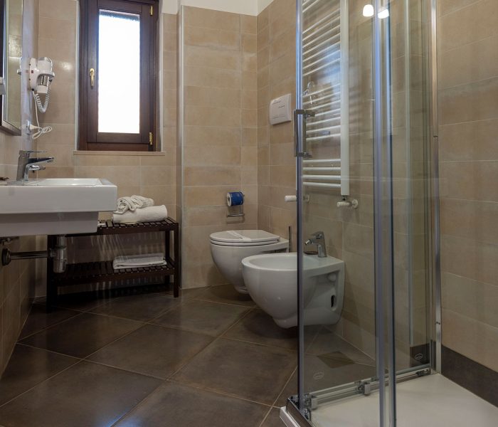 Castagneto Hotel Melfi bagno-finestra-2 Castagneto Hotel Melfi bagno-finestra-2