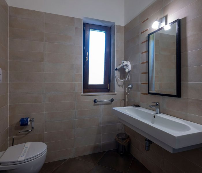 Castagneto Hotel Melfi bagno-finestra-3 Castagneto Hotel Melfi bagno-finestra-3