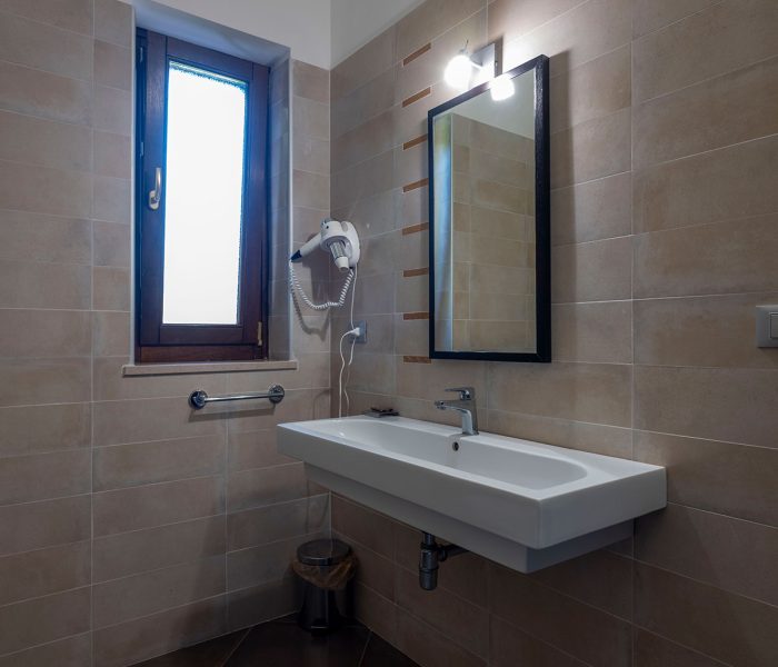 Castagneto Hotel Melfi bagno-finestra-4 Castagneto Hotel Melfi bagno-finestra-4