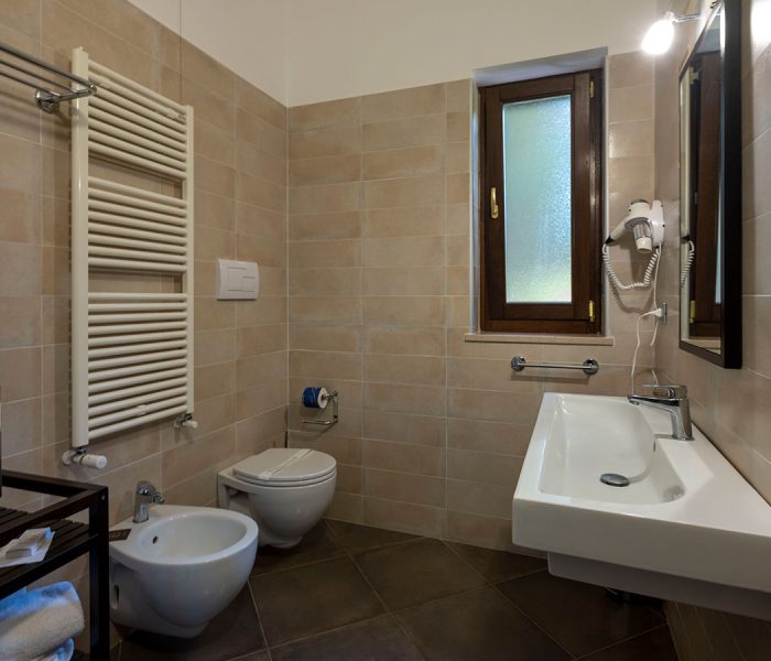 Castagneto Hotel Melfi bagno-finestra-5 Castagneto Hotel Melfi bagno-finestra-5